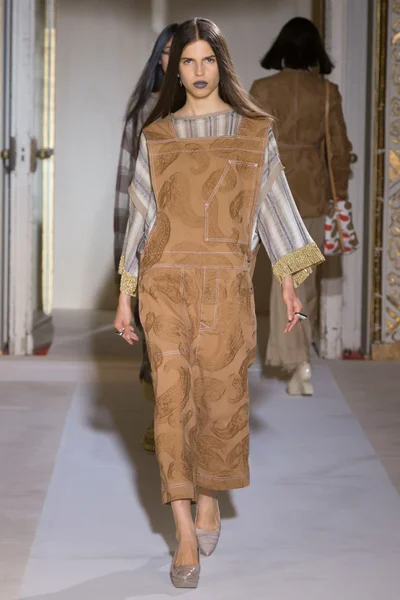 Look 15